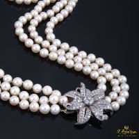 Collar 3 hilos de perlas con broche flor oro blanco y diamantes.