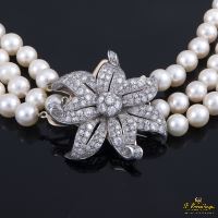 Collar 3 hilos de perlas con broche flor oro blanco y diamantes.
