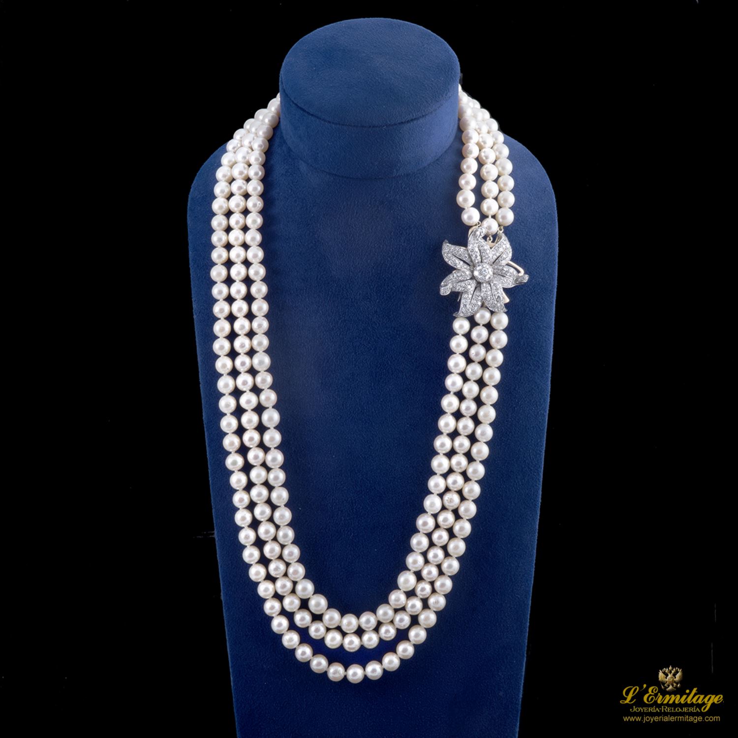 Collar 3 hilos de perlas con broche flor oro blanco y diamantes.