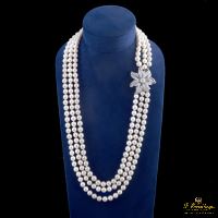 Collar 3 hilos de perlas con broche flor oro blanco y diamantes.