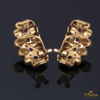 Pendientes antiguos en oro amarillo con rubíes y diamantes.