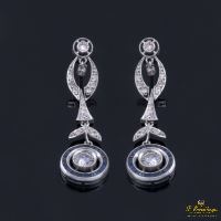 Pendientes en oro blanco con zafiros y diamantes.