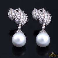 Pendientes colgantes oro blanco diamantes y perlas australianas.