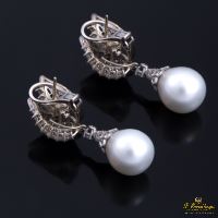 Pendientes colgantes oro blanco diamantes y perlas australianas.