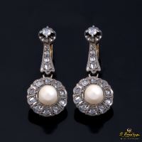 Pendientes colgantes antiguos en oro amarillo y oro blanco con diamantes.