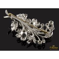 Broche floral realizado en oro blanco y diamantes