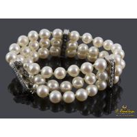 Pulsera realizada en tiras con perlas y uniones en oro blanco con brillantes