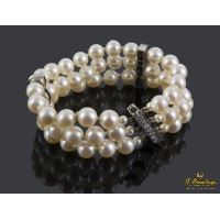 Pulsera realizada en tiras con perlas y uniones en oro blanco con brillantes