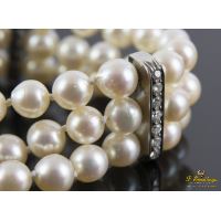 Pulsera realizada en tiras con perlas y uniones en oro blanco con brillantes