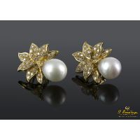 Pendientes en oro amarillo con perlas y brillantes.