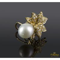 Pendientes en oro amarillo con perlas y brillantes.