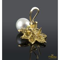 Pendientes en oro amarillo con perlas y brillantes.