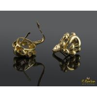 Pendientes realizados en oro amarillo con motivos en mate y brillo.