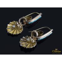 Pendientes largos vintage con aljofar y turquezas montados en oro amarillo.