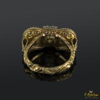 Sortija realizada en oro amarillo, circa del siglo xviii, con esmeralda colombiana y dos diamantes.