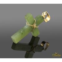 Colgante de jade en forma de cruz montada en oro amarillo.