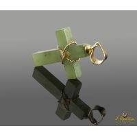 Colgante de jade en forma de cruz montada en oro amarillo.