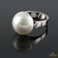 ANILLOS / SORTIJAS<BR>SORTIJA ORO BLANCO CON MEDIA PERLA CUL...