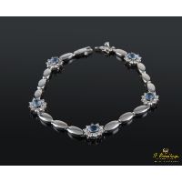 Pulsera realizada en oro blanco con rosetas de agua marina y brillantes.