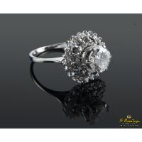 Sortija oro blanco y diamantes color i, pureza p1 y peso 1,30 cts.