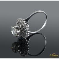 Sortija oro blanco y diamantes color i, pureza p1 y peso 1,30 cts.