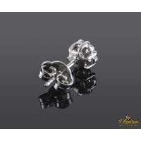 Pendientes dormilonas oro blanco y diamantes.