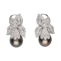 Pendientes colgantes oro blanco perla tahití y cuajado de diamantes.