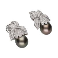 Pendientes colgantes oro blanco perla tahití y cuajado de diamantes.