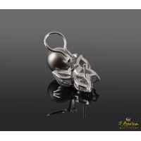 Pendientes en oro blanco perla tahití y cuajado de diamantes.
