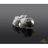 Pendientes en oro blanco perla tahití y cuajado de diamantes.