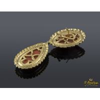 Pendientes colgantes oro amarillo coral y diamantes.