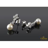 Pendientes colgantes oro blanco perla y diamantes.