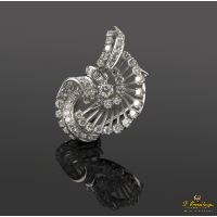 Broche realizado en oro blanco con brillantes y diamantes.