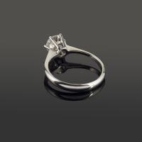 Solitario en oro blanco con brillante color f, pureza si1, y peso 1,05ct.