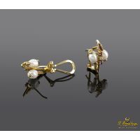 Pendientes en oro amarillo con perlas rubíes y brillantes.