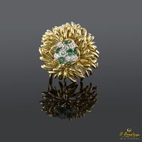 Broche en forma de flor con esmeraldas y brillantes