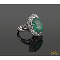 Anillo oro blanco esmeralda y orla de diamantes