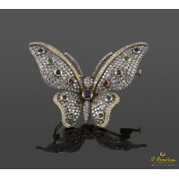 Broche-alfiler mariposa en oro amarillo y plata con rubíes, esmeraldas, zafiros y diamantes naturales.