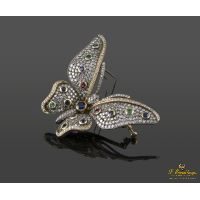 Broche-alfiler mariposa en oro amarillo y plata con rubíes, esmeraldas, zafiros y diamantes naturales.