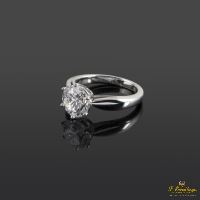 Solitario oro blanco con diamante color e, pureza vvs1 y peso 2,52 cts.