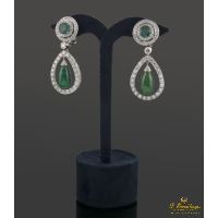 Pendientes colgantes oro blanco diamantes y esmeraldas.