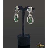 Pendientes colgantes oro blanco diamantes y esmeraldas.