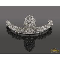 Diadema realizada en oro blanco con diamantes naturales.