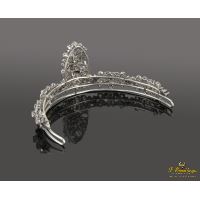 Diadema realizada en oro blanco con diamantes naturales.