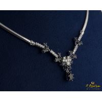 Gargantilla oro blanco zafiros y diamantes.