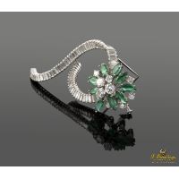 Broche-alfiler oro blanco esmeraldas y diamantes.