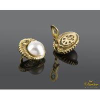 Pendientes en oro amarillo y perlas. Diseñados por luis gil.