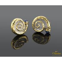 Pendientes en forma de caracol oro amarillo, cristal de roca y zafiro. Diseñados por luis gil.