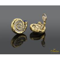 Pendientes en forma de caracol oro amarillo, cristal de roca y zafiro. Diseñados por luis gil.