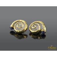 Pendientes en forma de caracol oro amarillo, cristal de roca y zafiro. Diseñados por luis gil.